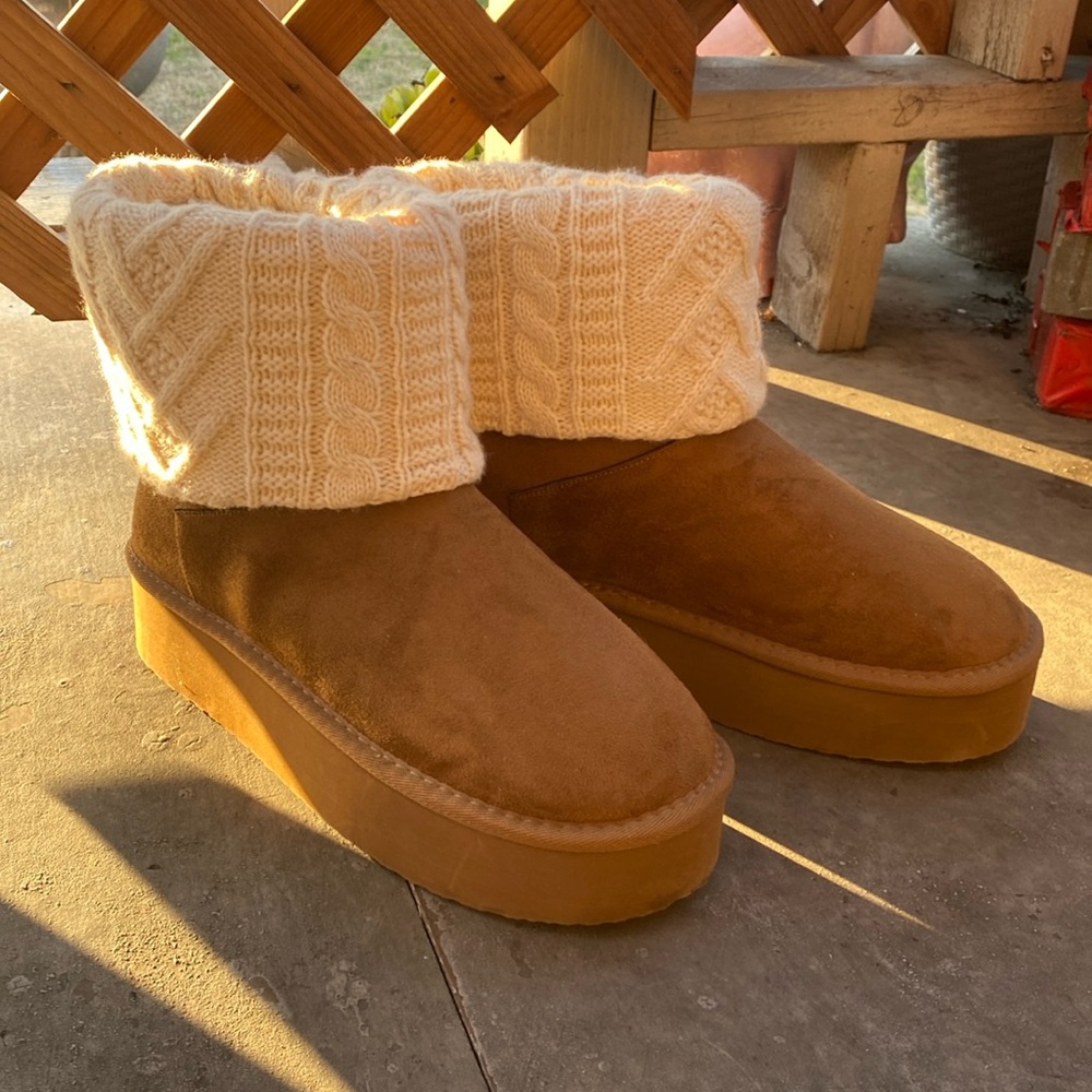 Hello! I am selling these cute slip on. I originally got them at Ross for $29.